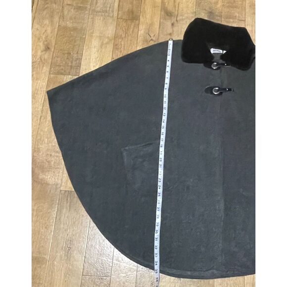 Le Moda Faux Fur Collar Toggle Cape Coat Gray Fleece Poncho One Size - Picture 9 of 11